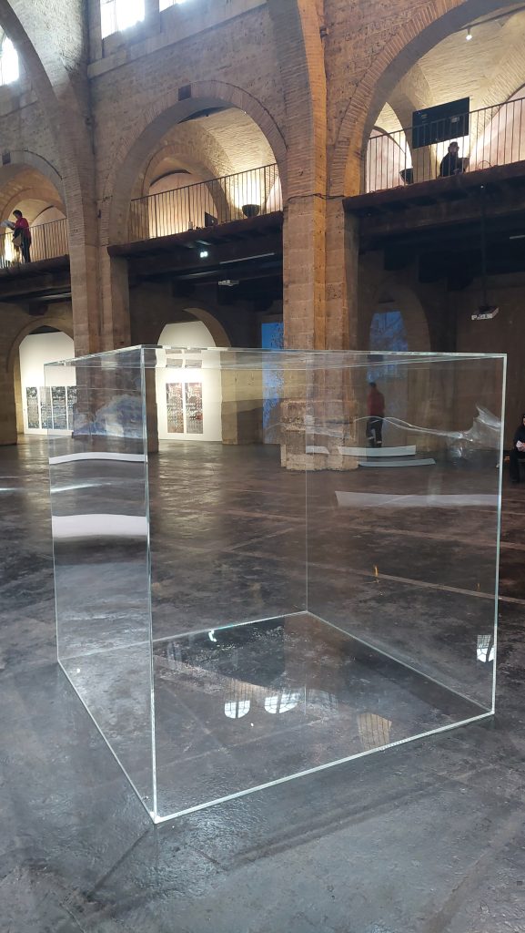 Cube transparent en PMMA, réalisé sur mesure pour une exposition au CAPC, Musée d’art contemporain de Bordeaux